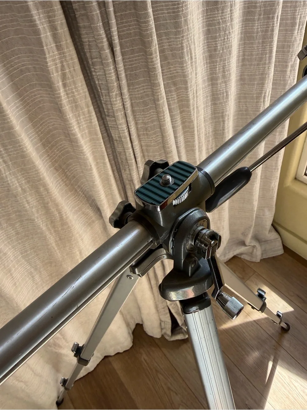 VINTAGE MANON 600 PROFESSIONAL CAMERA TRIPOD – MADE IN JAPAN